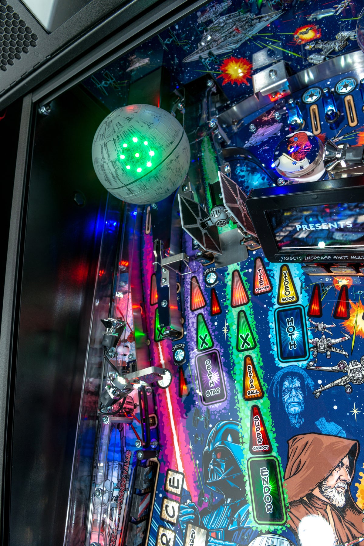 Star Wars (Pro) Comic Art Pinball Machine